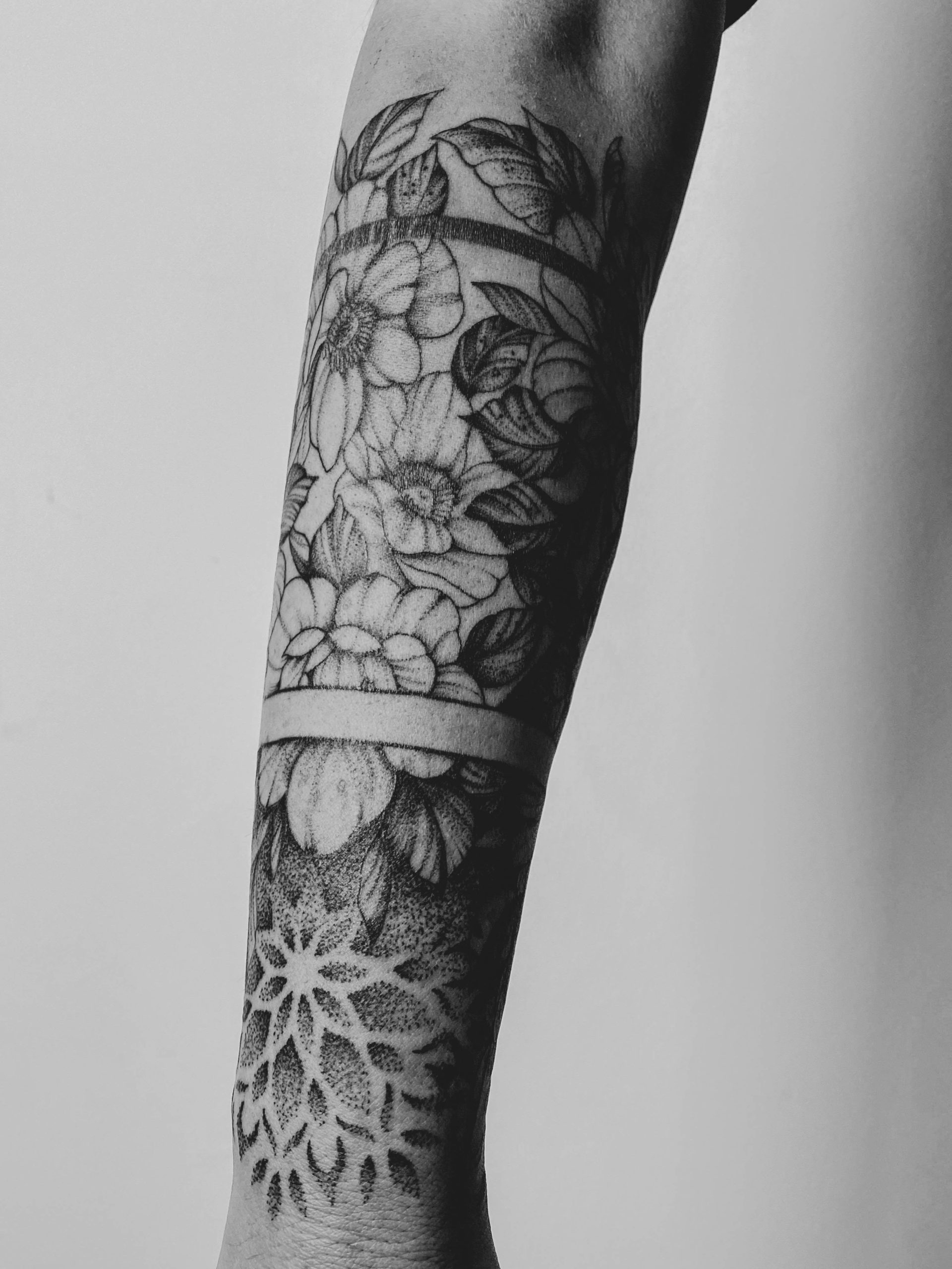 tatouage fleurs avant bras sombre épine