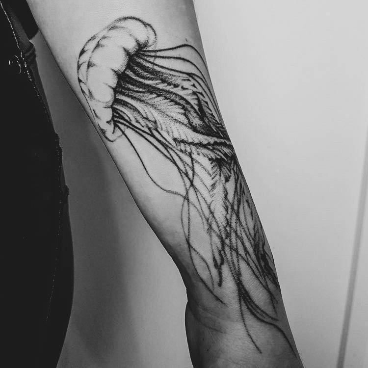 tatouage méduse avant bras